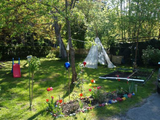 2011-05-06 Blumenbeet und Gemuesebeet mit Tomatentippi.jpg