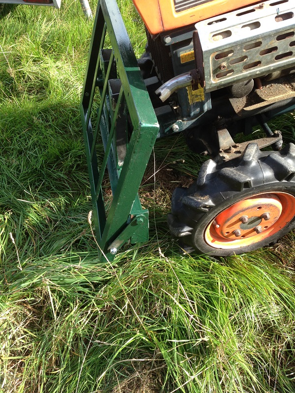 Kubota vordere Ablage hochgeklappt - klein.jpg