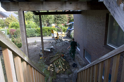 Vorne seht ihr den Rest der Thuja, aus dem Holz will ich Stühlchen und Bauklötze für die Kids machen. Die Platten sind auch schon aufgenommen. Dort soll ein Weg aus dem anfallenden Häcksel hin.