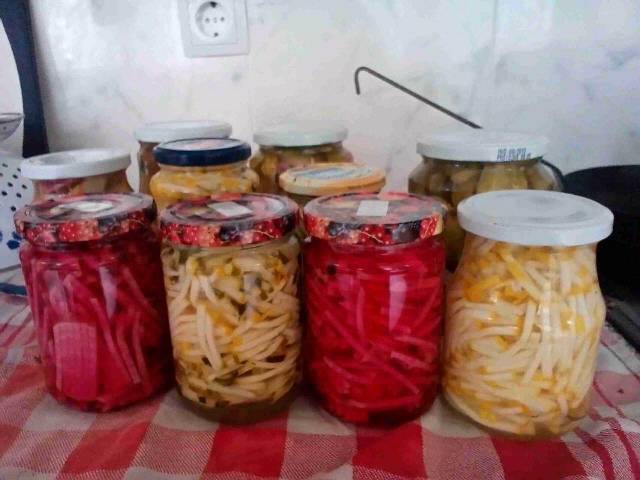 Eingelegte Zuchini und rote Rüben