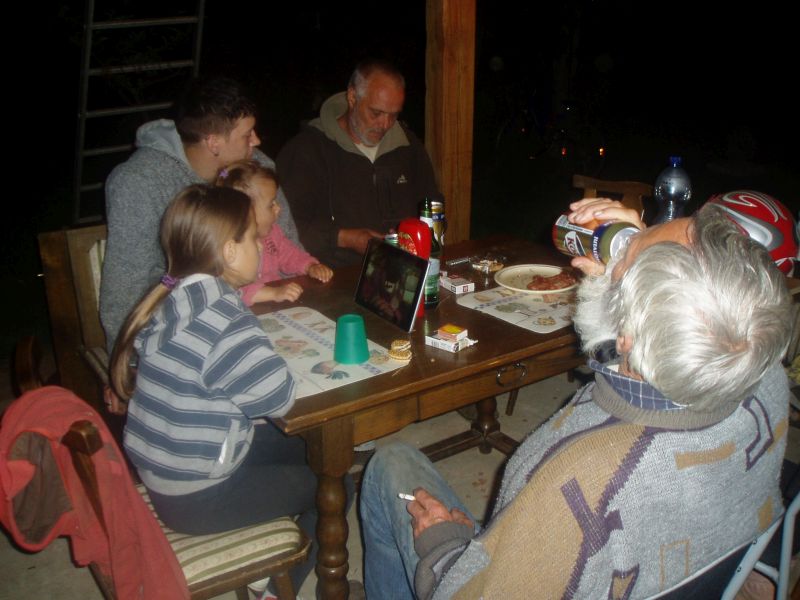 Claudia,Thomas,Schwiegervater + Kinder, schauen sich  irgendwas mit Bechern und Singen im Netz an.