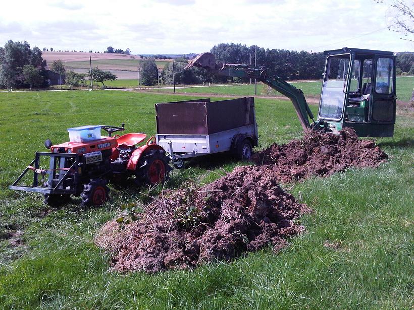 Bagger belädt Hänger - verkleinert.JPG
