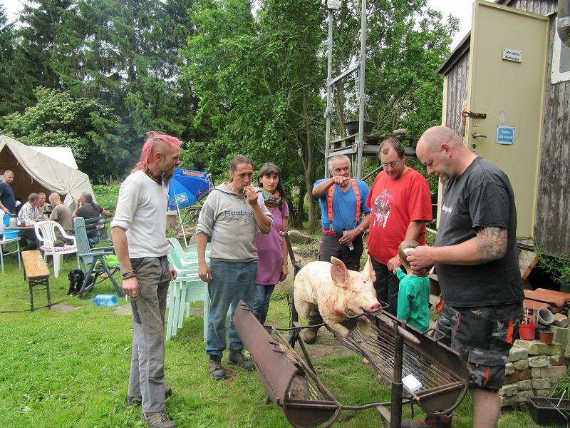 ....bekommt Feuer unter seinem rosigen Hintern