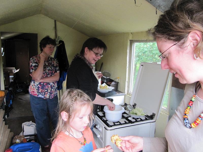 Baufrau entzückt uns mit leckeren ausgebackenen Holunderblüten und Brennesselblätter