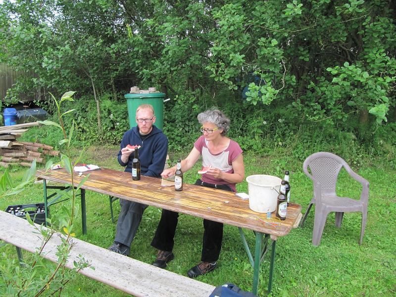Pause beim Kurs, auf dem Tisch steht Krombacher Alkoholfrei