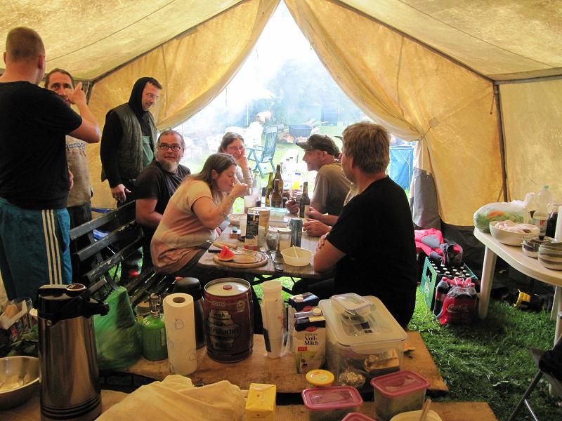 heftiger Regenguss zwingt zur Pause und Flucht in das Zelt