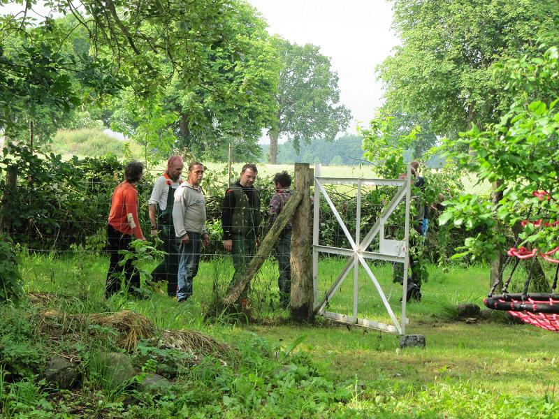 Der Astschnitt wird gemeinsam auf die Benjeshecke verfrachtet