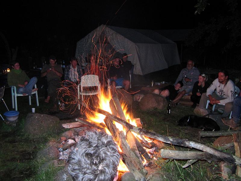 Ein chilliger Abend am Feuer bis ein Regenschauer um &quot;keine Ahnung wann&quot; zum Insbettgehen aufruft