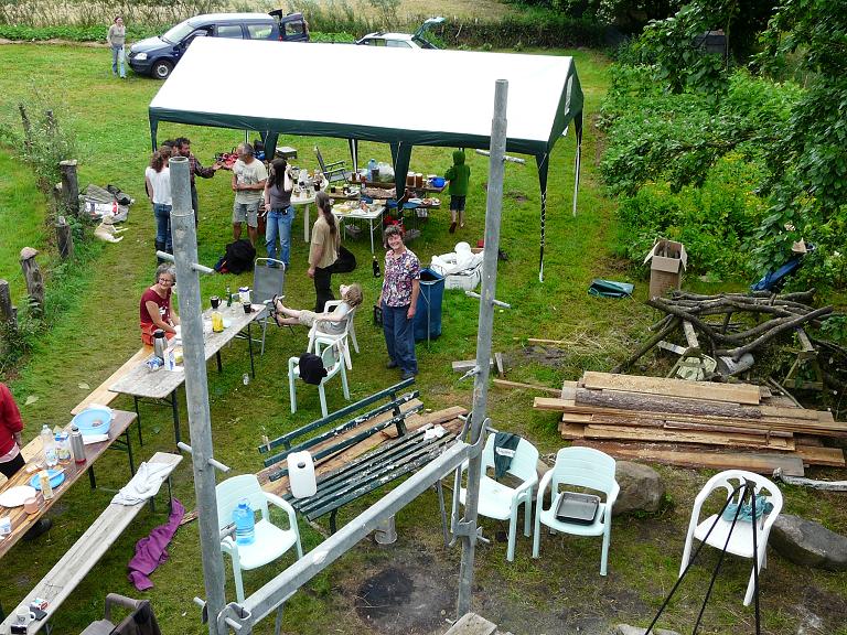 Die zahlreichen &quot;Reste&quot; an Essen schützt solange der Pavillion.
