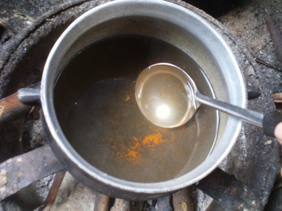 rote EisenKörnchen im Wasser verwirbelt.jpg