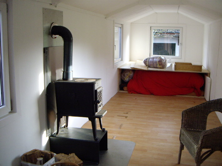 Flügel unter dem Bett verstaut