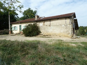 Wohnhaus mit angebauter Scheune rechts