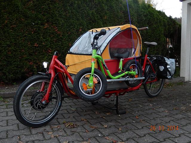 Dann kam der alte Anhänger drauf. Und schon wieder hat sich die stabile Blechwanne bewährt