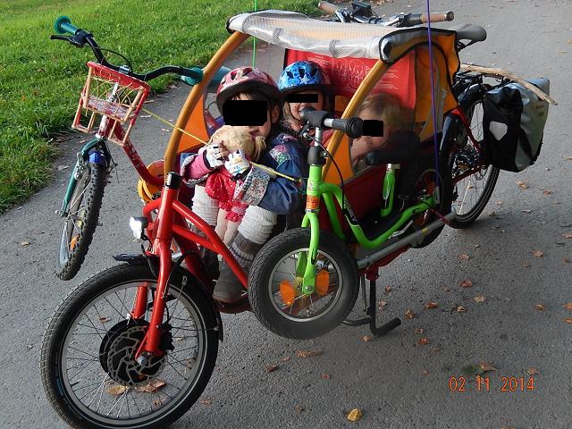 Und wenn beide Großen müde werden sieht es auch öfters mal so aus. Dann ist die Breite der meisten Fahrradwege auch endlich mal ausgenutzt.