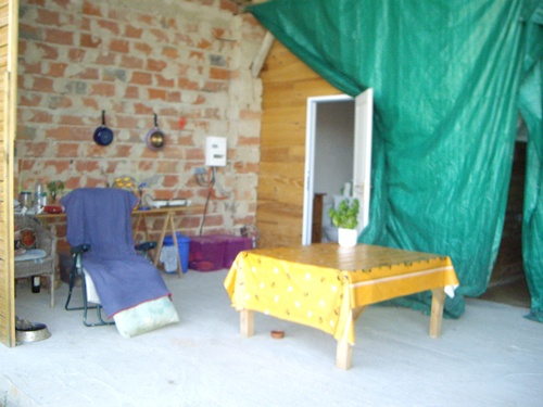 Sitzplatz und Kochmöglichkeit vor Bad