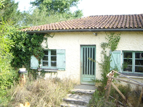 Haus linke Seite mit Walm