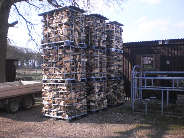 Brennholz fertig gelagert.zZ Nistplatz