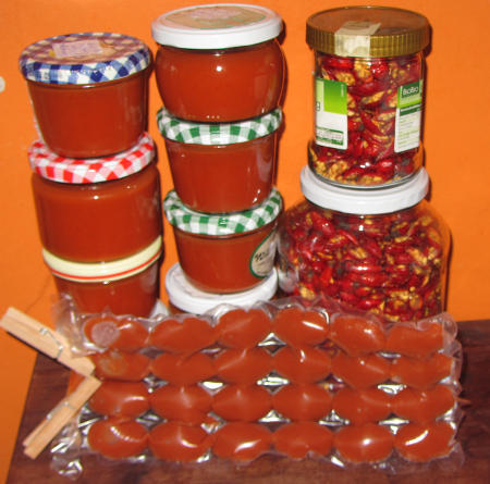 Hagebutten-getrocknet-und-Marmelade.jpg