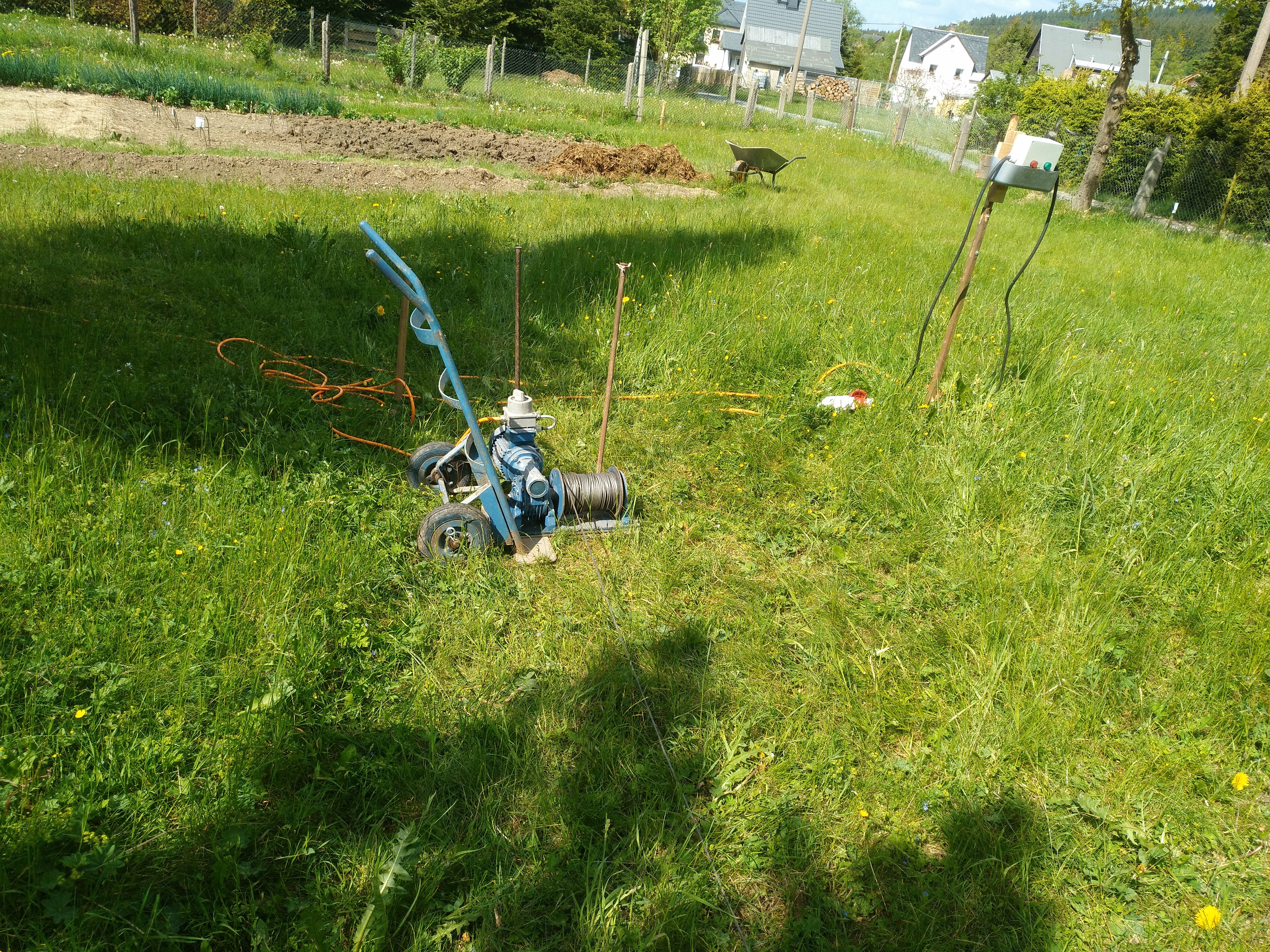 Und Beet nummer 2 5*6 Meter eine kleine Ecke für den Liebstöckel der Rest Kartoffeln .