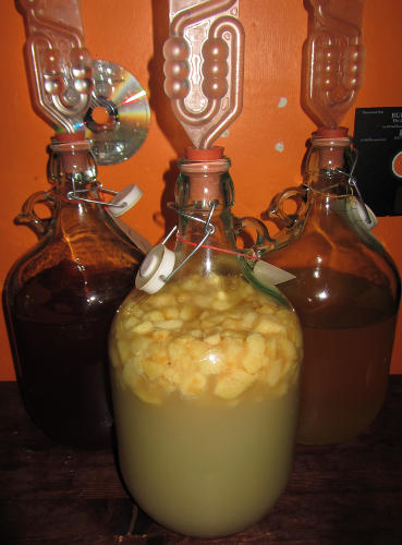 Pfirsich-Apfel_und_Mirabellenwein.jpg