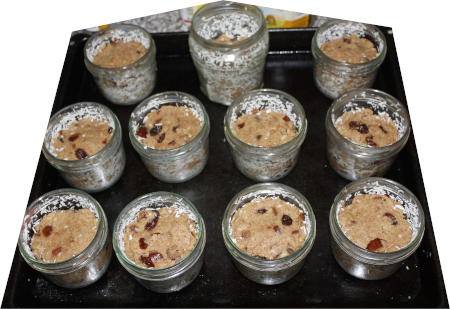 Stollen_im_Glas_vor_dem_Backen.jpg