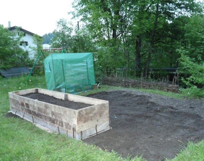 das Tomatenhaus steht nicht schief!