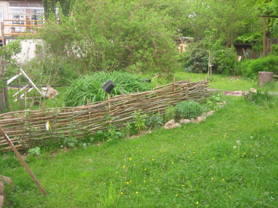 Flechtzaun als Abgrenzung zur &quot;wilden Wiese&quot;