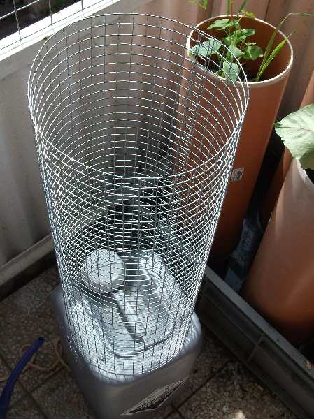 2012 Balkon Pflanzrohr 01 Drahtgestell.jpg