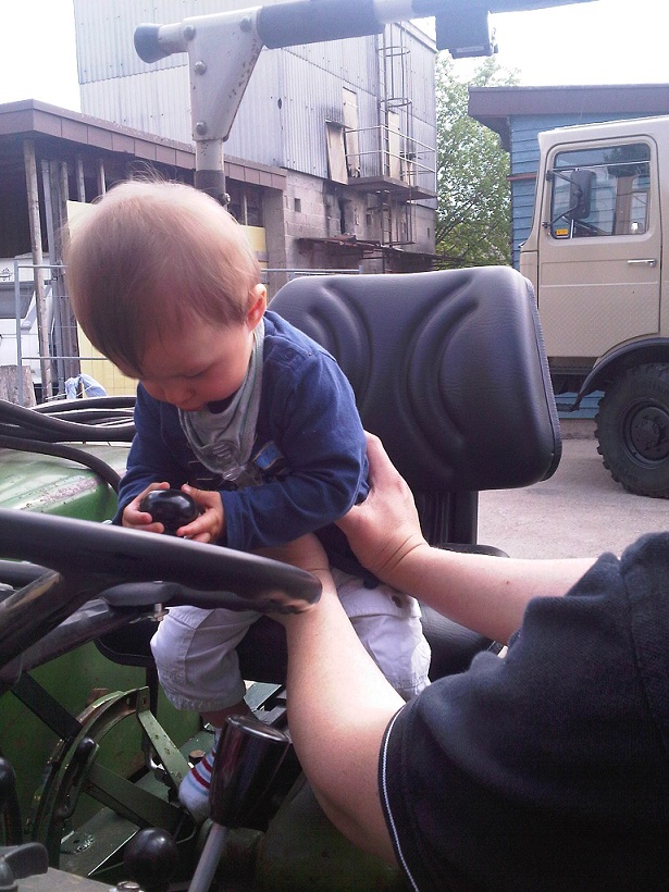 Kleinkind auf Traktor2.jpg