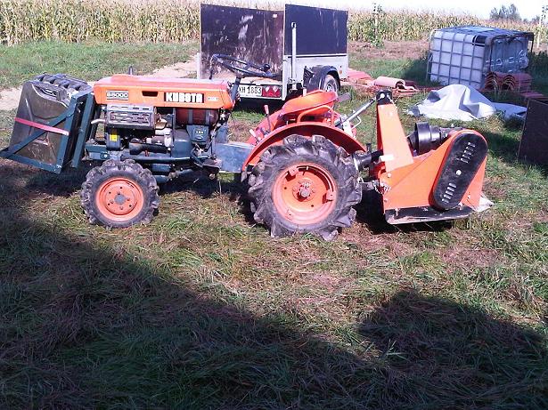 Traktor mit Mulchmäher.JPG
