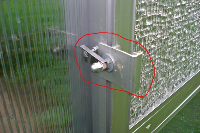 An die Tür haben wir aus Restern einen Griff dran gebaut und einen Riegel.