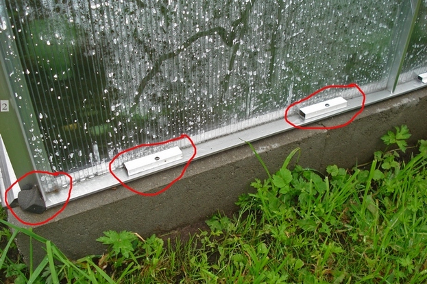 Unten sieht man das Fensterdichtband, das sich zwischen Fundament und Gewächshaus befindet. Wir hatten es noch zur verfügung und es soll die Zugluft abhalten. Daneben sind Rester von diesen Fliegengitterfenstern. Die Scheiben haben genau rein gepasst und dann wurde das ganze gleich mit dem Fundament verschraubt.