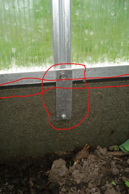 Hier sieht man nochmal das Dichtband und die Verschraubung mit dem Fundament.