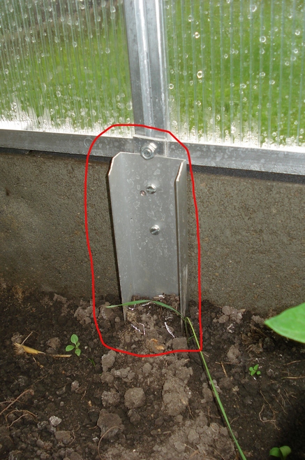 Von diesen Halterungen haben wir 4 Stück verbaut. Die Boarde stehen auf den Halterungen und sind zusätzlich mit ihnen verschraubt.
