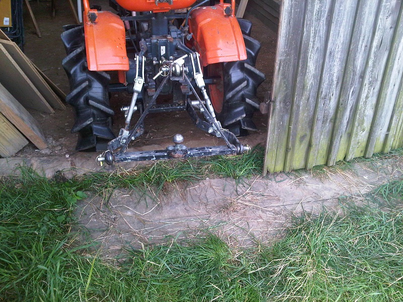 Traktor beim Torausheben - vk.jpg