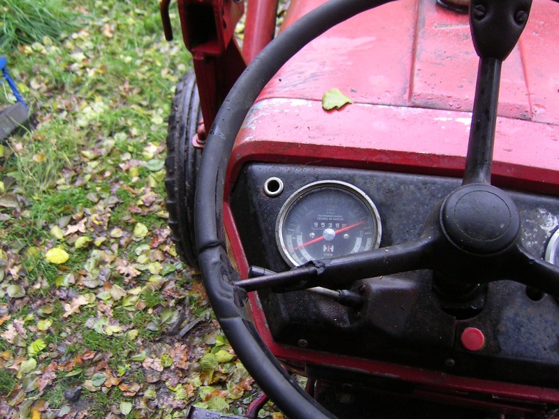 Traktometer funktioniert, der Motor läuft gerade, deshalb zeigt er 700 Upm im Standgas an<br />Die Anzeige steht bei 9538 Betriebsstunden.