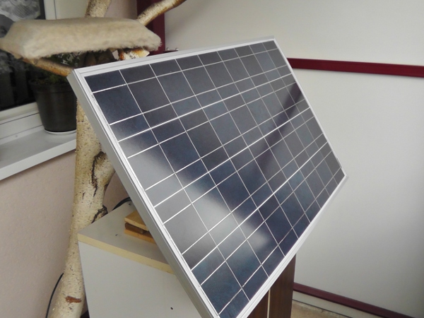 100 Watt Solarmodul auf dem Balkon.jpg