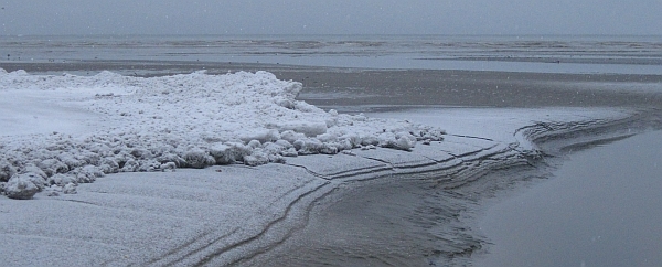 So sah der Strand heute Nachmittag aus. Die Flut hat den Schnee zusammengeschoben. Man sieht sehr schön wie das Wasser weggegangen ist.