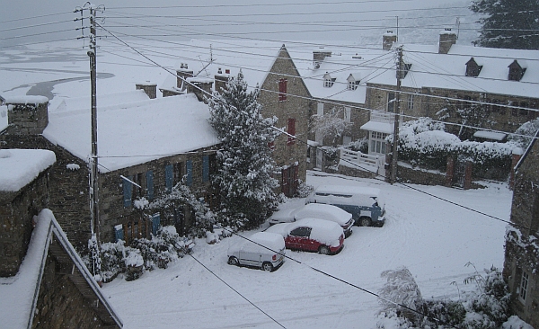 Hinter den Häusern fängt der Strand an. Alles ist zugeschneit;