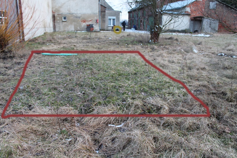 sooooooooo in etwa verlaufen die betonabdeckungen unter dem rasen - hinten gelb markiert der tiefbrunnen