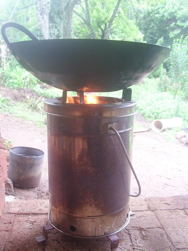 Sampada mit Wok.JPG