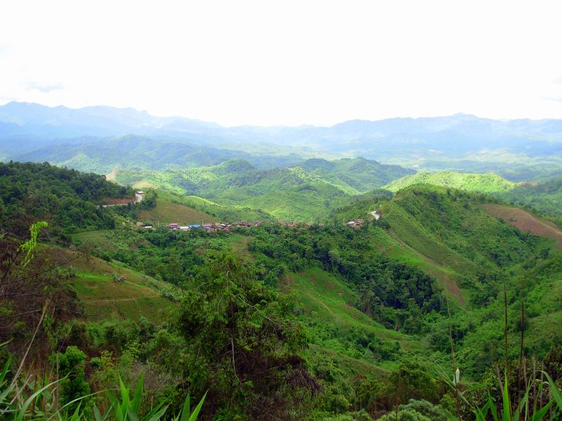 ...kurz nach Sonnenaufgang ist man am hoechsten Wegpunkt angekommen und schaut bergab...
