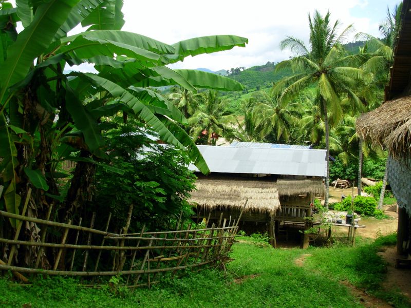 ...man kommt an den ersten Dorfhaeusern vorbei...