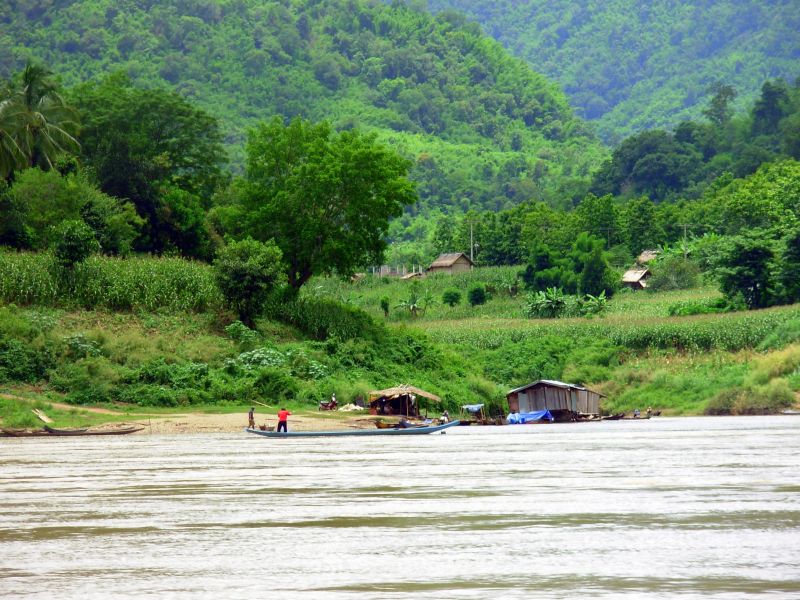 ...und gegenueber (jetzt Laos) die Fischer sieht...