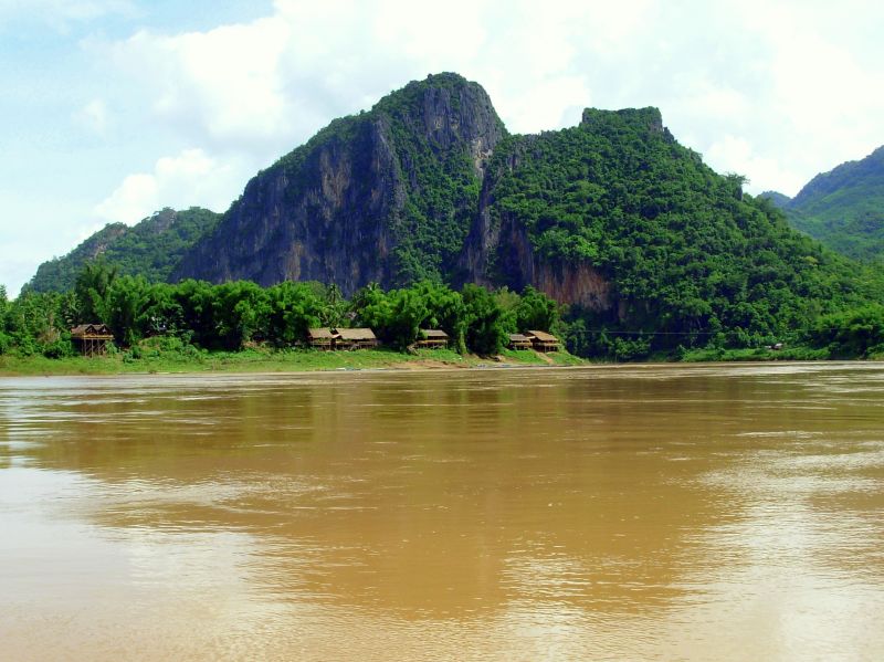 ...weiter geht's vorbei an kleinen Siedlungen...