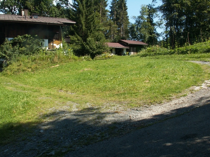 Zwickel zwischen zwei Zufahrtsstrassen und öffentlichem Weg. Steil wird's zum Haus hin.