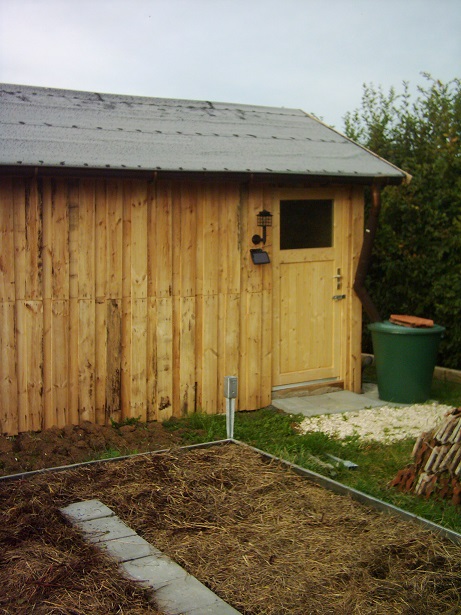 Der Eingang zum Geräteschuppen im FGrühjahr...noch ist die Umgebung unbearbeitet - bis auf die Fläche, wo bis zum 30. Juni 2012 ein Gewächshaus stand..."sehr stabile Bauart" (vielleicht im Inneren eines Kellers...)