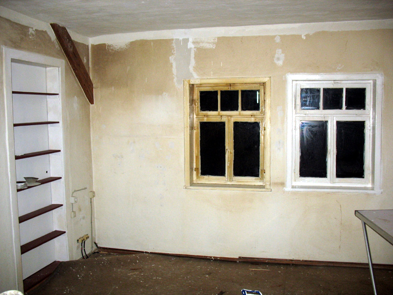 Wohnzimmer: Ein Fenster lackiert, eins noch nicht.