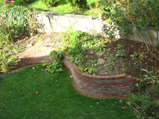 Frisch gemauertes Sichtschutz-Hochbeet aus Abriss-Ziegeln