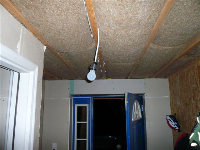 Bereits vorbereitet für den Lehmputz, Estrich gemacht,Decken verlattet, Strom gelegt, Dämmung mit Thermohanf und Fenster eingebaut